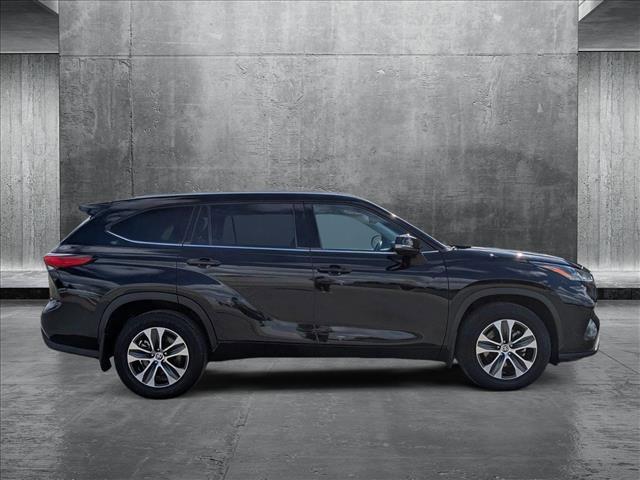 used 2022 Toyota Highlander car, priced at $35,034