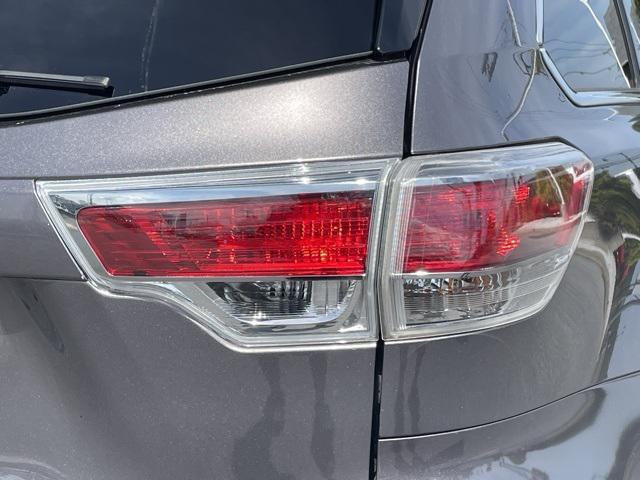 used 2014 Toyota Highlander car, priced at $12,900