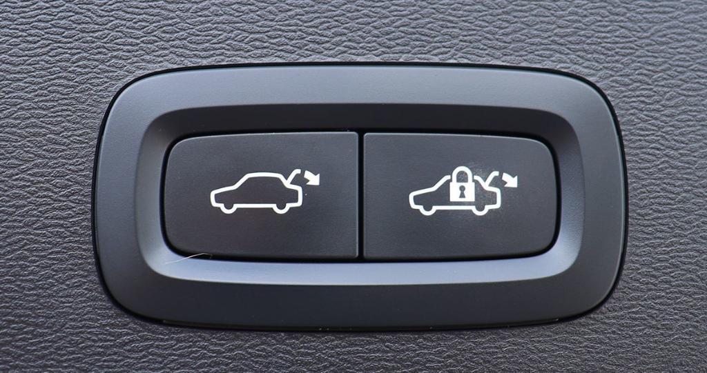 used 2022 Volvo XC40 car, priced at $20,995