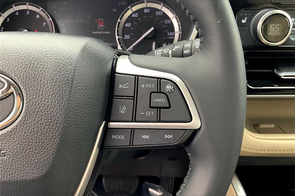 used 2022 Toyota Highlander car, priced at $30,724