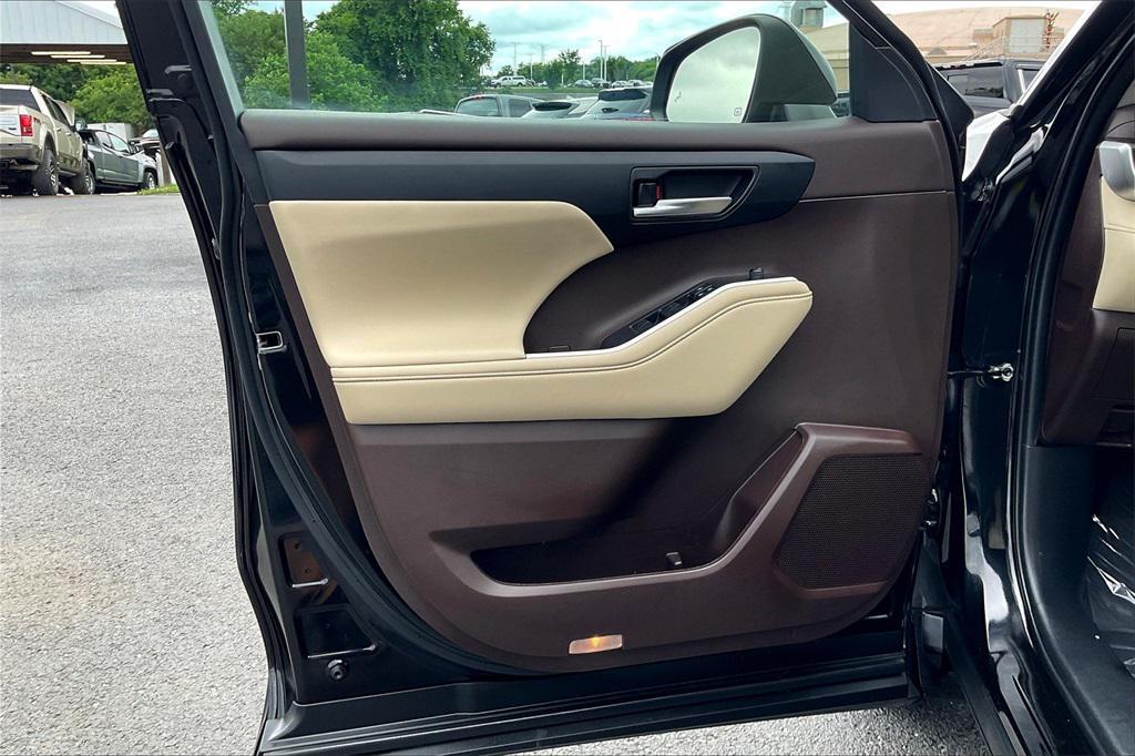 used 2022 Toyota Highlander car, priced at $30,724