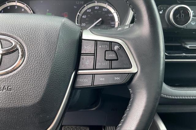 used 2022 Toyota Highlander car, priced at $33,872