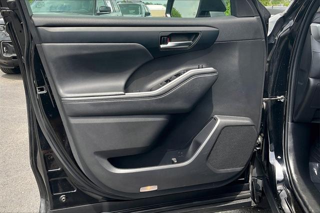 used 2022 Toyota Highlander car, priced at $33,872