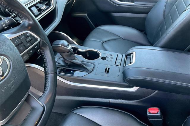 used 2022 Toyota Highlander Hybrid car, priced at $32,579