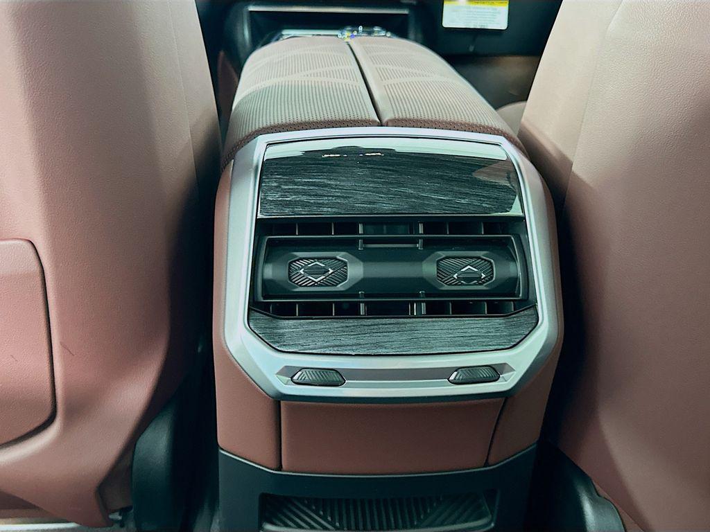 new 2025 BMW 760 car, priced at $133,630