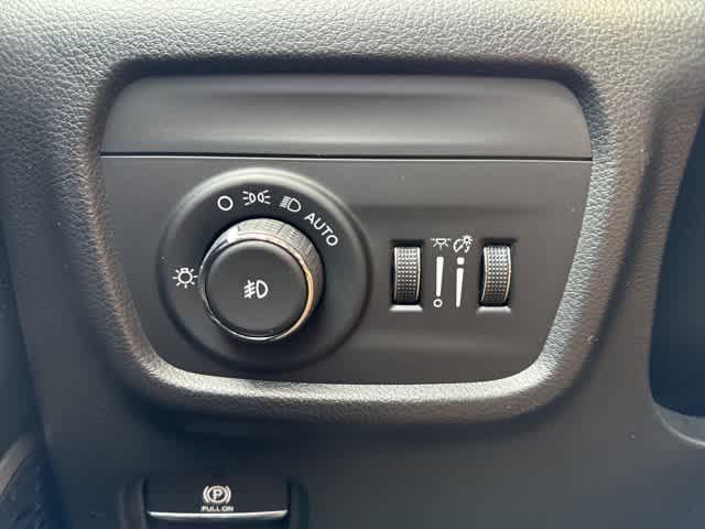 new 2025 Jeep Grand Cherokee car, priced at $54,598