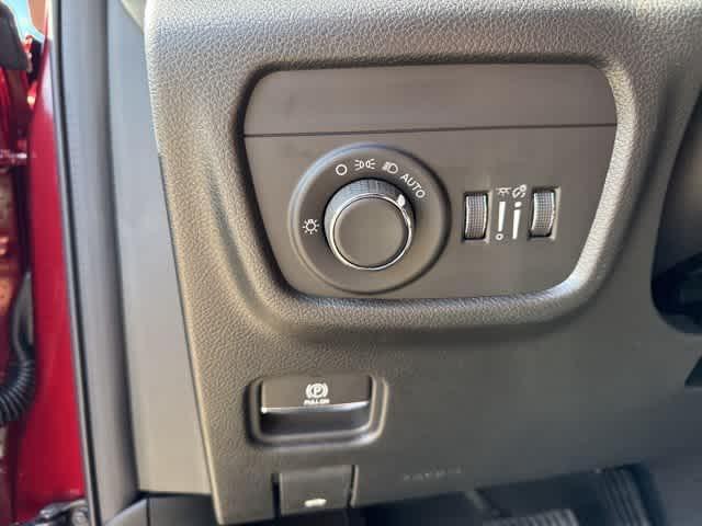 new 2025 Jeep Grand Cherokee car, priced at $40,827