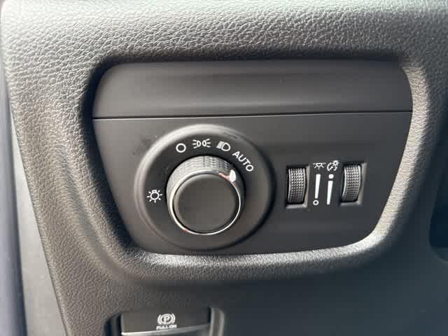 new 2025 Jeep Grand Cherokee car, priced at $40,827