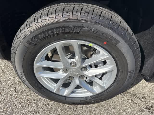 new 2025 Jeep Grand Cherokee car, priced at $40,442