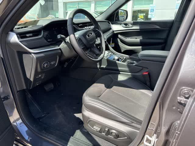 new 2025 Jeep Grand Cherokee car, priced at $42,928