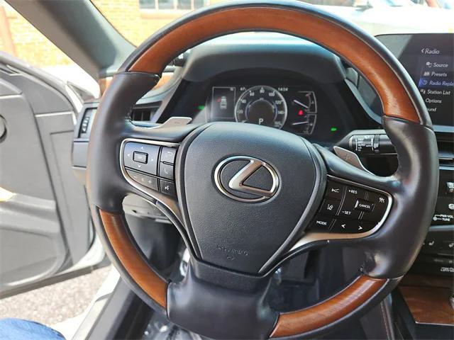 used 2022 Lexus ES 300h car, priced at $31,900