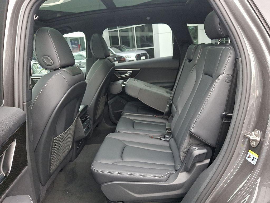 new 2025 Audi Q7 car, priced at $75,305