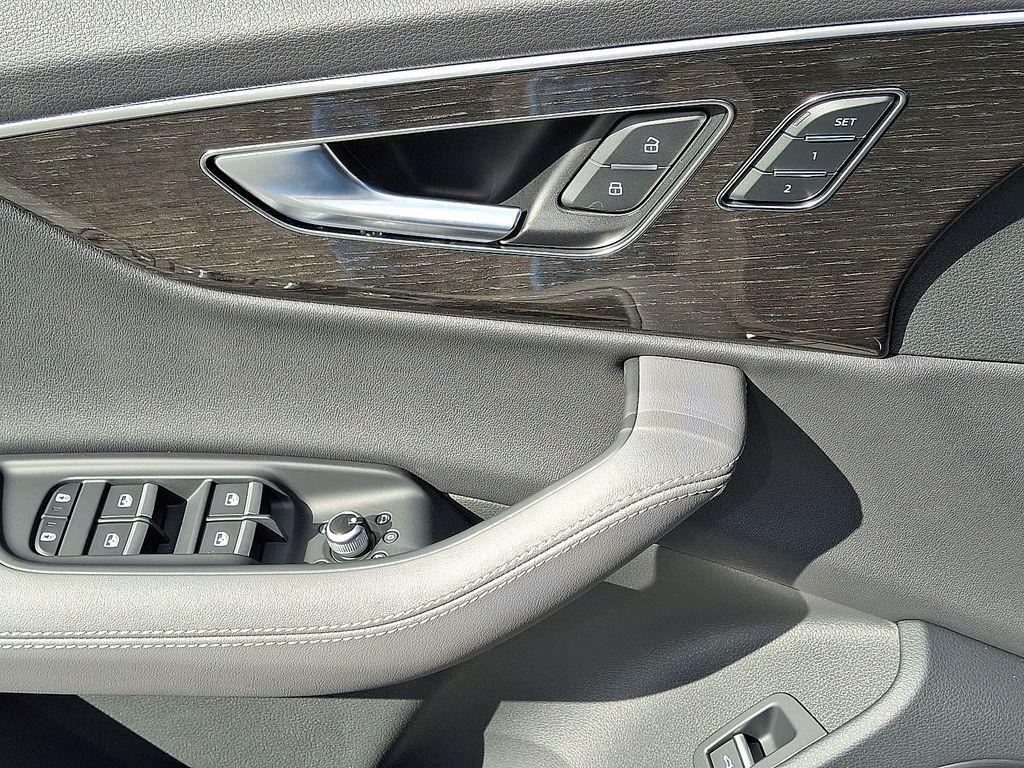 new 2025 Audi Q7 car, priced at $77,450