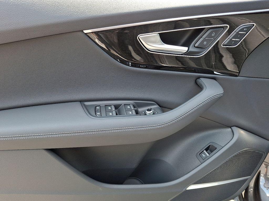 new 2025 Audi Q7 car, priced at $77,580