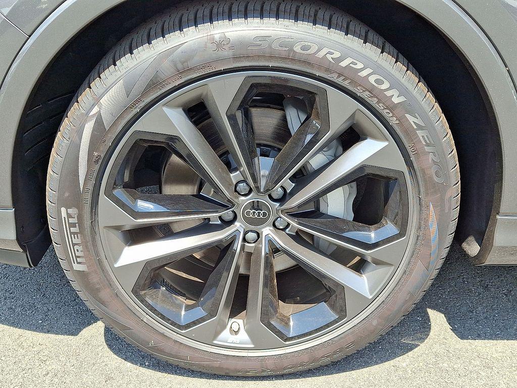 new 2025 Audi Q7 car, priced at $77,580