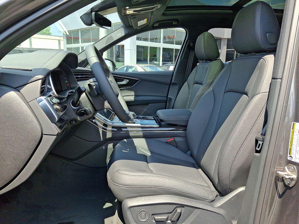 new 2025 Audi Q7 car, priced at $77,580