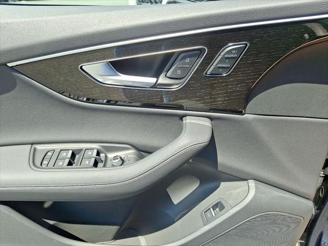 new 2025 Audi Q7 car, priced at $77,580