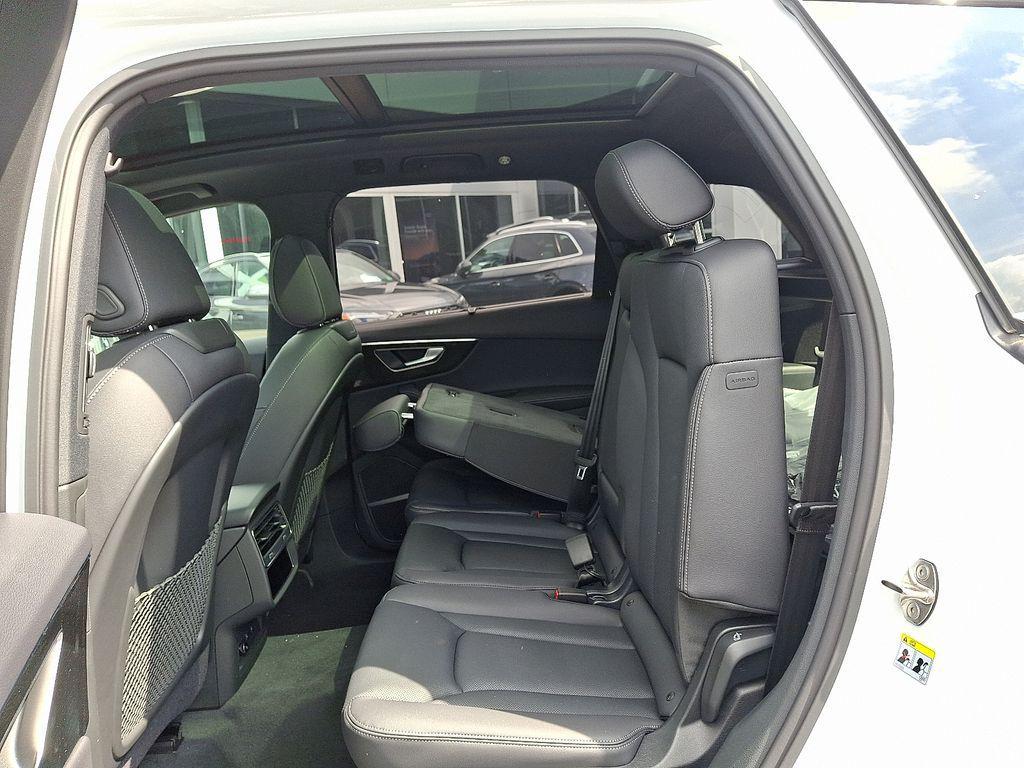 new 2025 Audi Q7 car, priced at $77,580