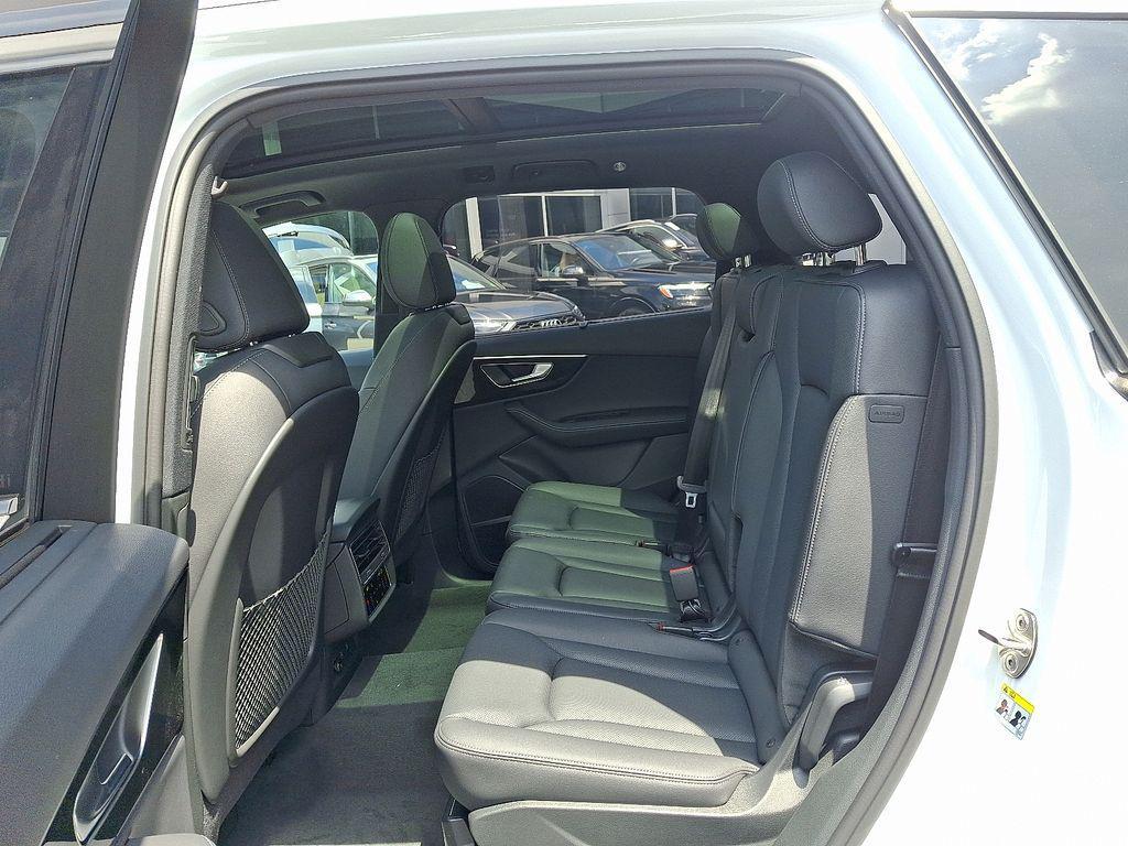 new 2025 Audi Q7 car, priced at $76,350