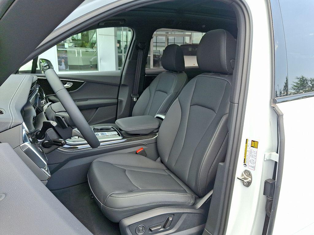 new 2025 Audi Q7 car, priced at $77,580
