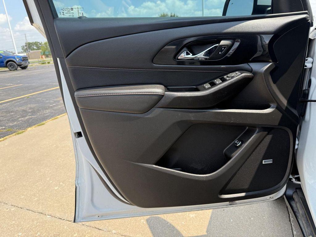 used 2023 Chevrolet Traverse car, priced at $30,987
