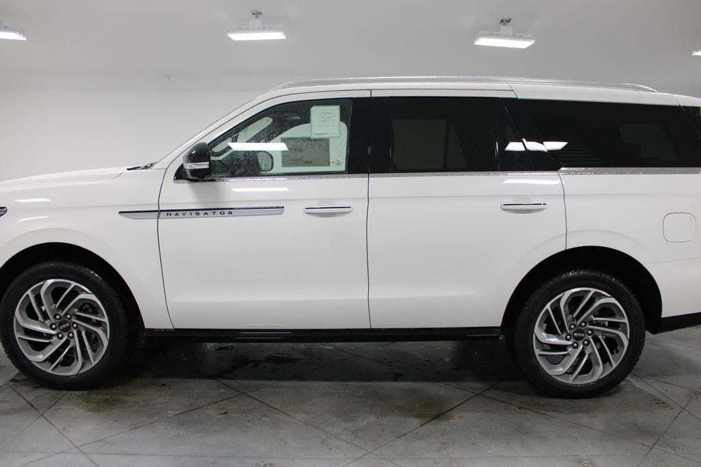 new 2025 Lincoln Navigator car, priced at $100,240