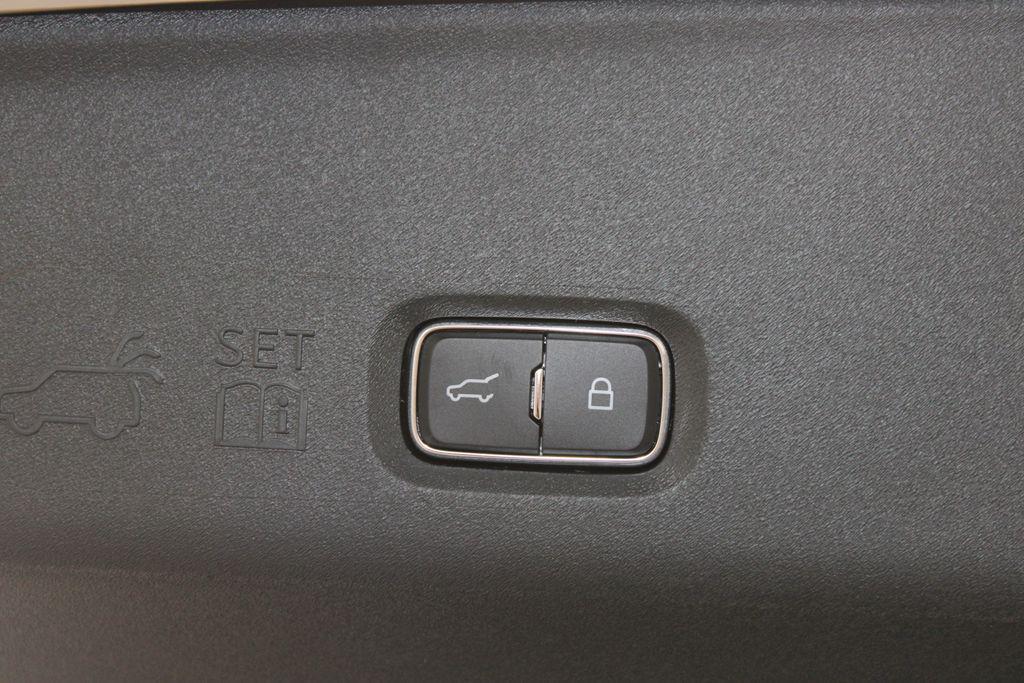 new 2025 Lincoln Navigator car, priced at $100,240