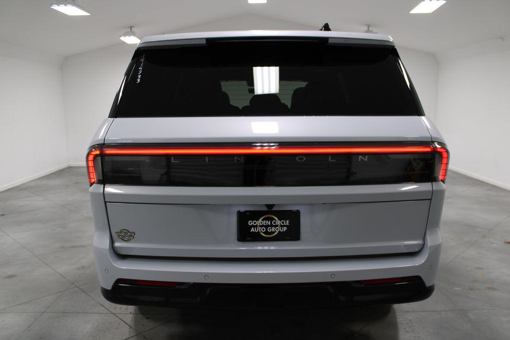 new 2025 Lincoln Navigator car, priced at $107,986