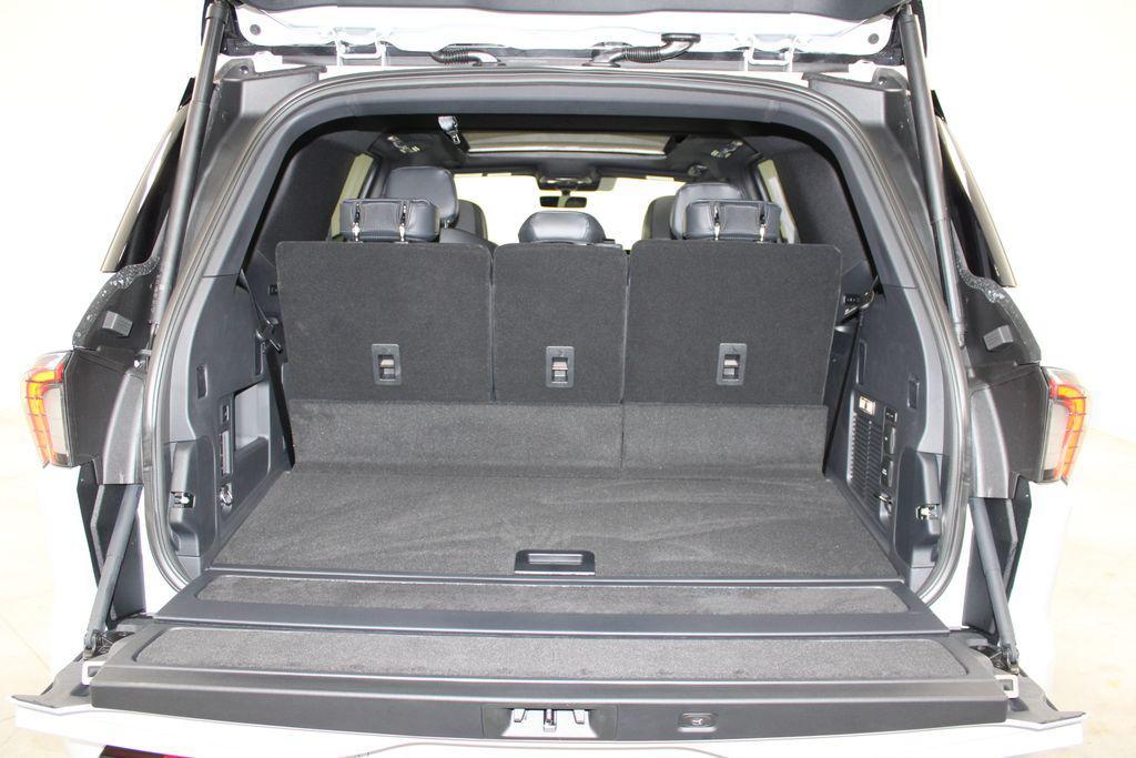 new 2025 Lincoln Navigator car, priced at $107,986