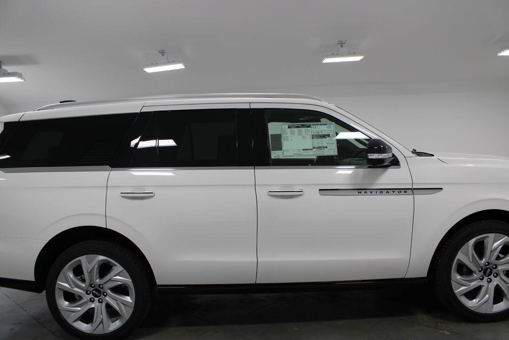 new 2025 Lincoln Navigator car, priced at $103,602