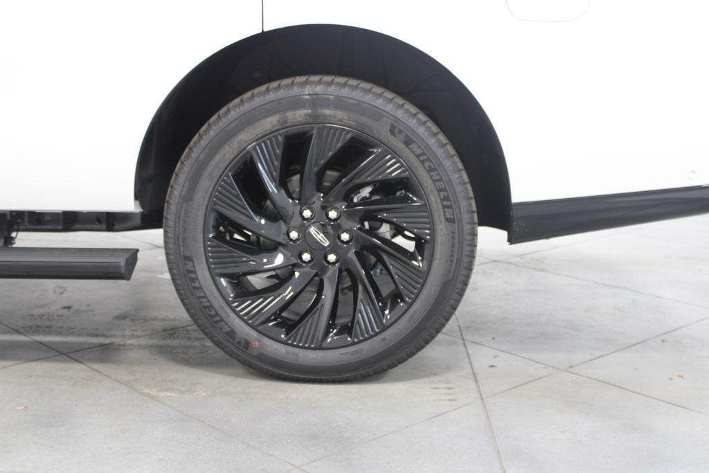 new 2025 Lincoln Navigator car, priced at $101,182