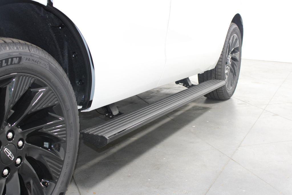 new 2025 Lincoln Navigator car, priced at $101,182