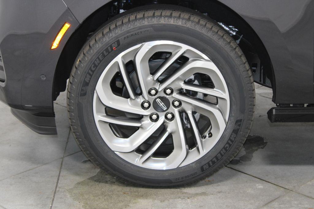 new 2025 Lincoln Navigator car, priced at $100,693