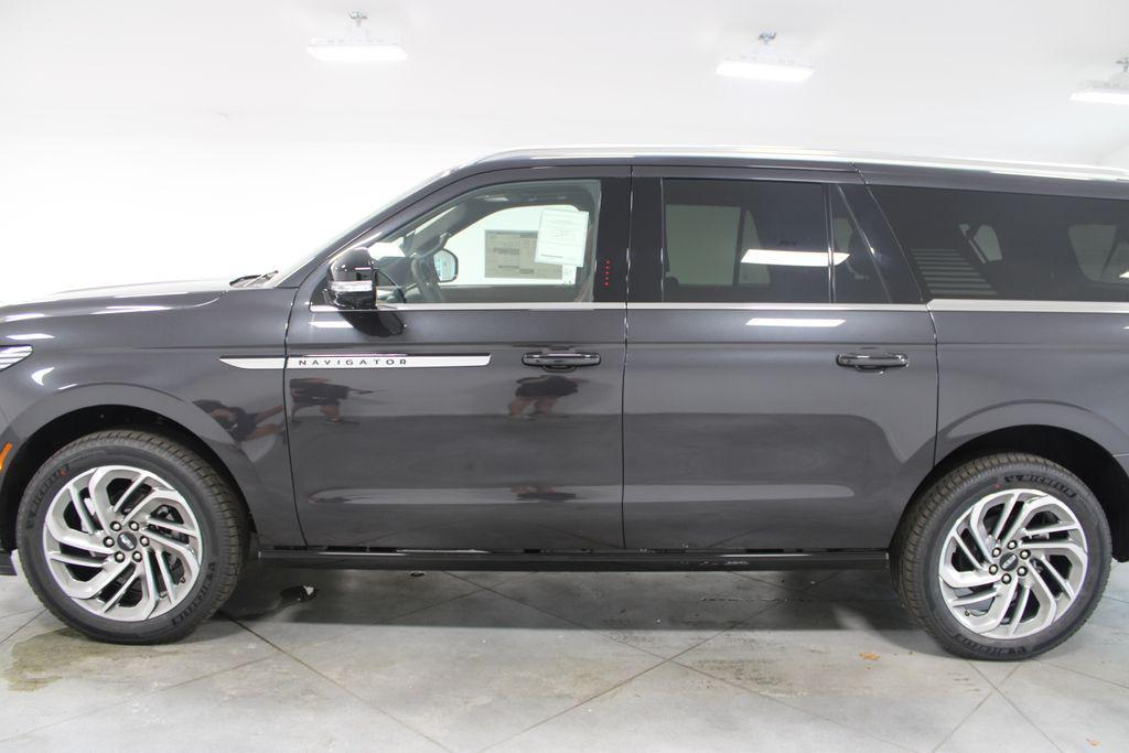 new 2025 Lincoln Navigator car, priced at $100,693