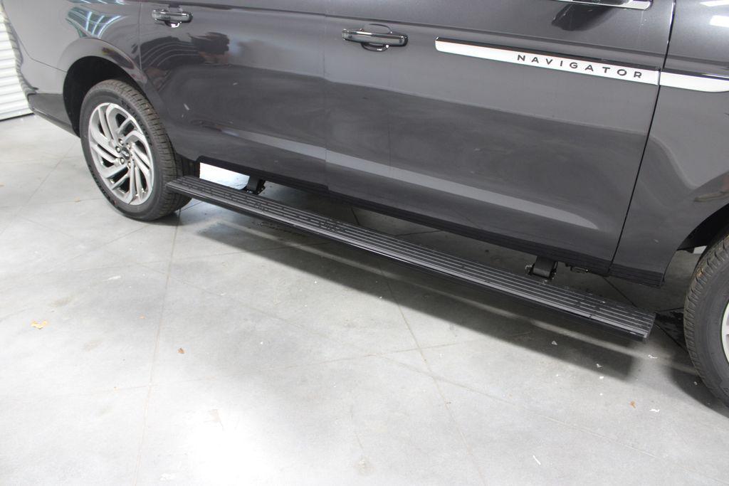 new 2025 Lincoln Navigator car, priced at $100,693