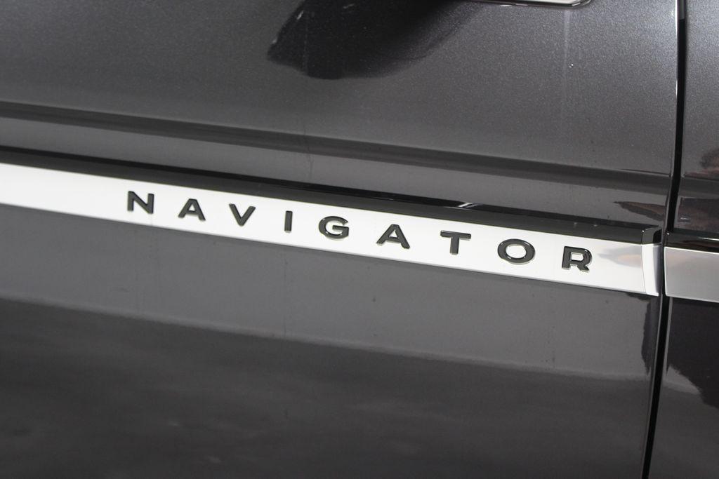 new 2025 Lincoln Navigator car, priced at $100,693
