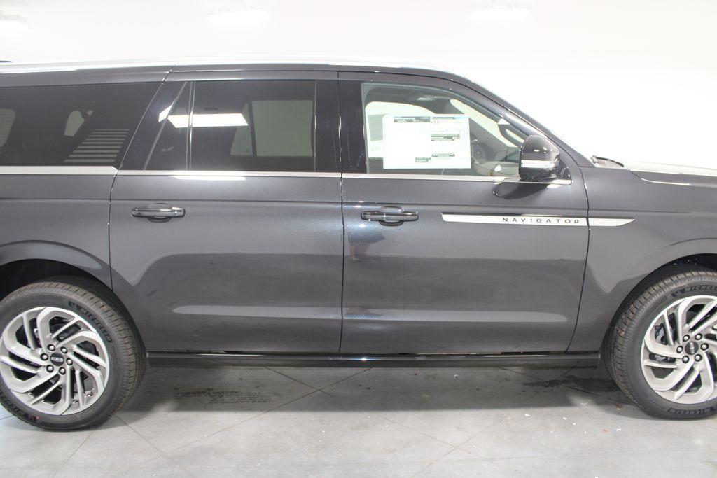 new 2025 Lincoln Navigator car, priced at $100,693