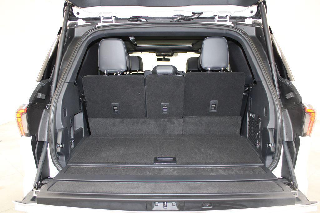 new 2025 Lincoln Navigator car, priced at $104,830