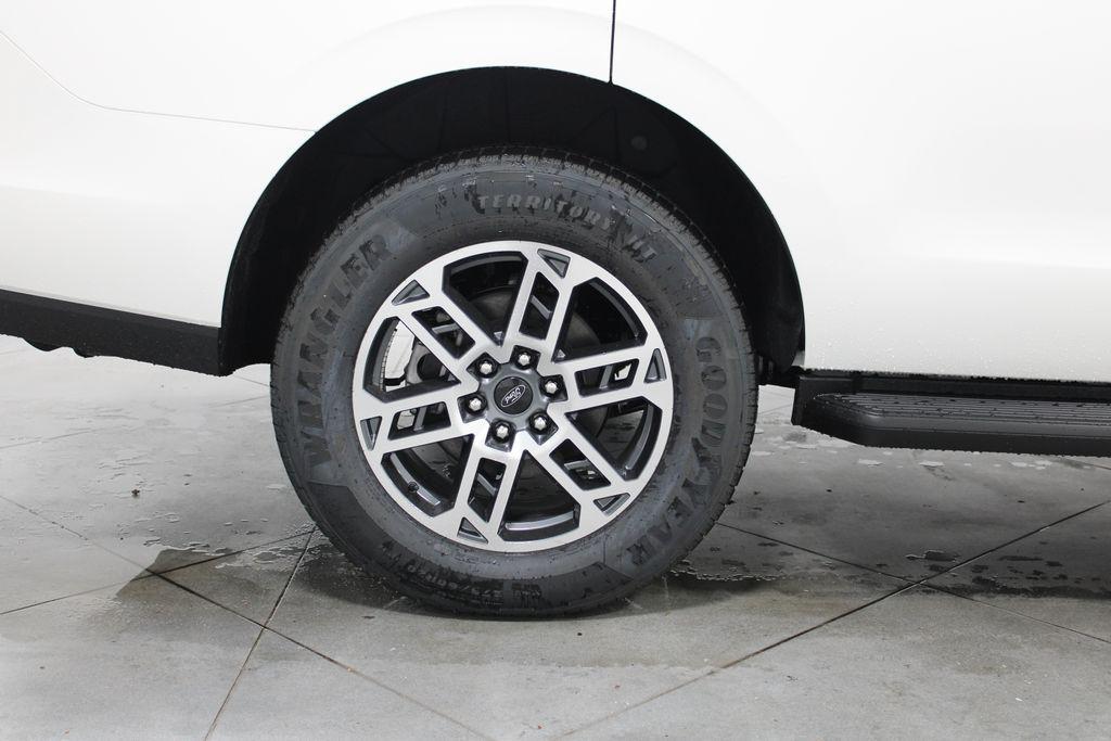 new 2025 Ford Expedition car, priced at $67,526
