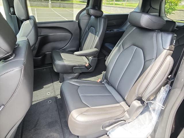 new 2025 Chrysler Pacifica car, priced at $47,620