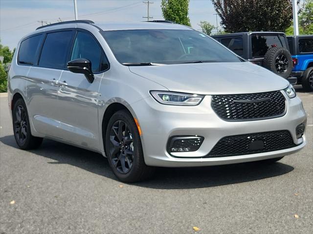 new 2024 Chrysler Pacifica car, priced at $46,890