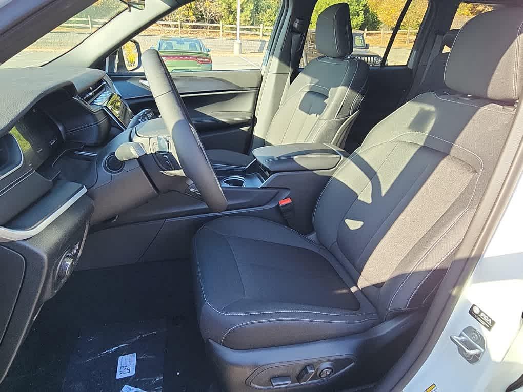 new 2025 Jeep Grand Cherokee car, priced at $41,595