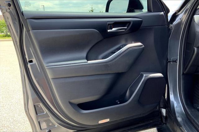 used 2021 Toyota Highlander car, priced at $28,654