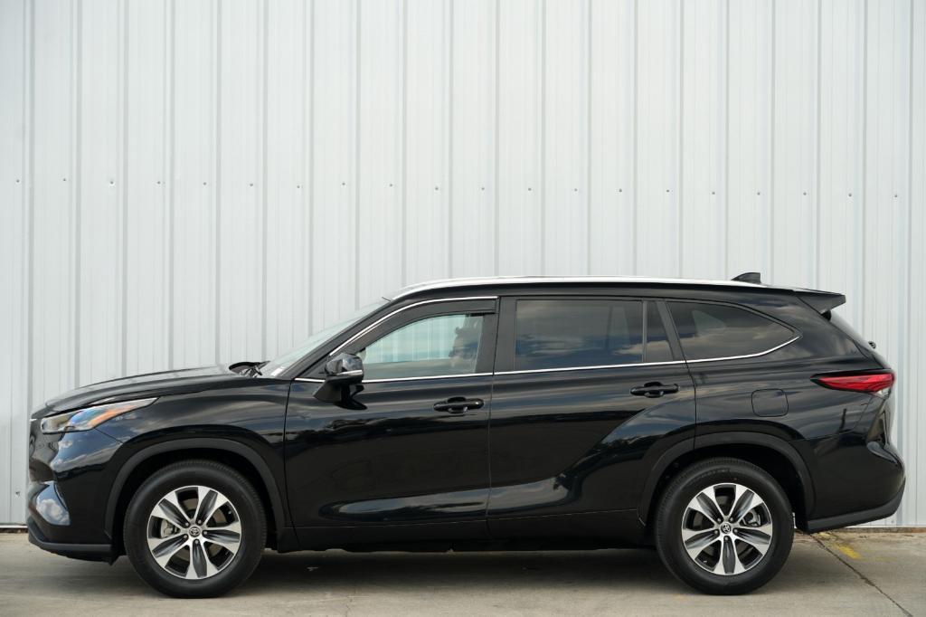 used 2023 Toyota Highlander car, priced at $34,500