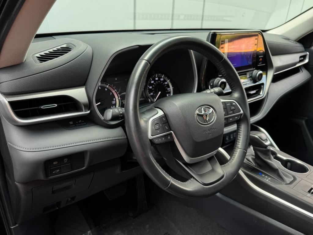 used 2023 Toyota Highlander car, priced at $34,500