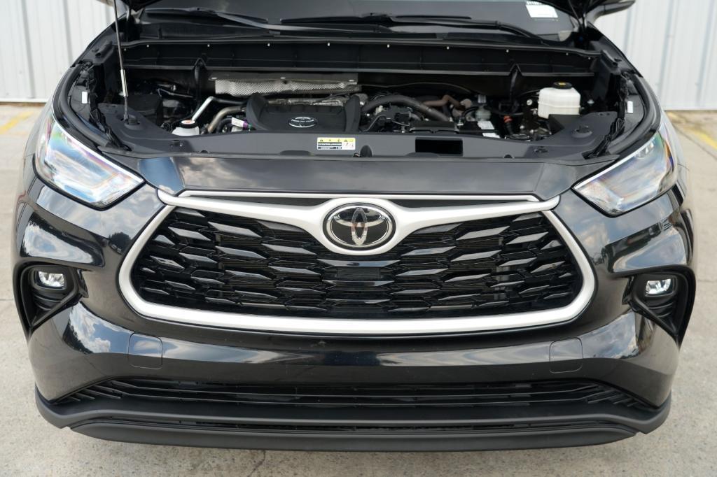 used 2023 Toyota Highlander car, priced at $34,500