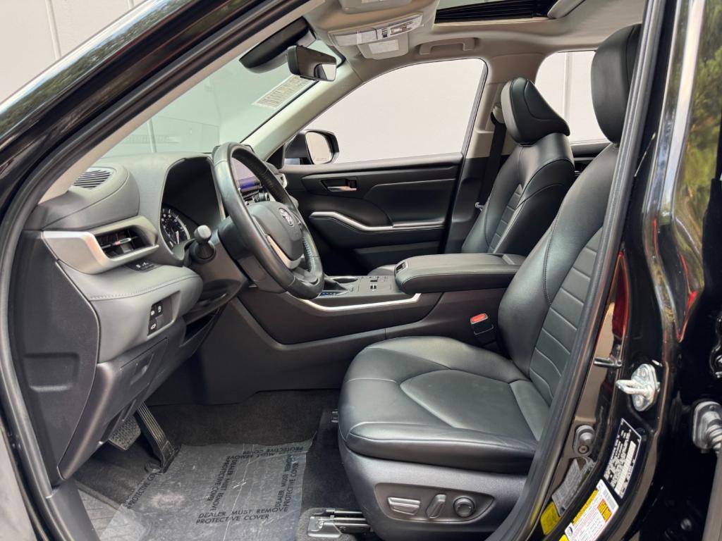 used 2023 Toyota Highlander car, priced at $34,500