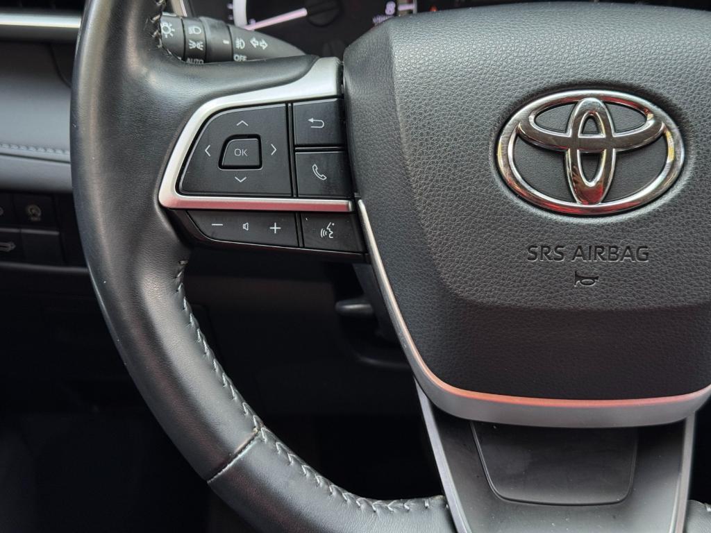 used 2023 Toyota Highlander car, priced at $34,500