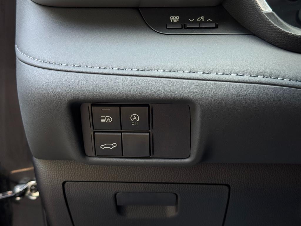 used 2023 Toyota Highlander car, priced at $34,500
