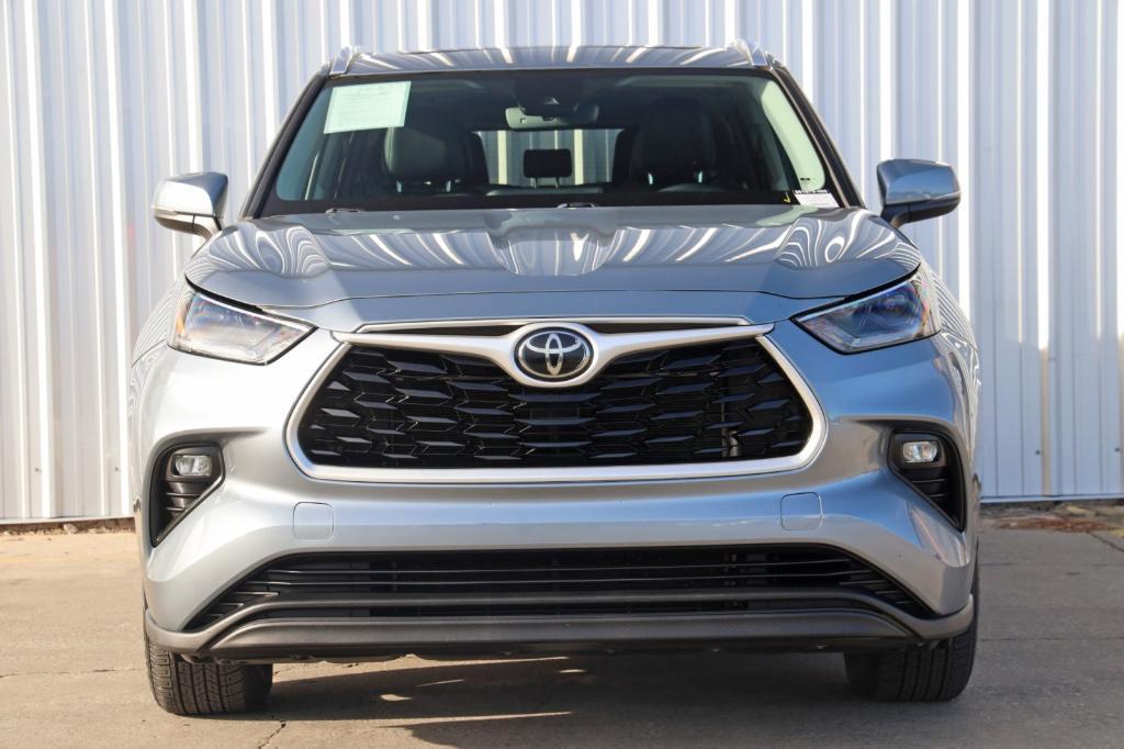 used 2021 Toyota Highlander car, priced at $26,000